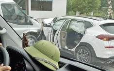 Quảng Ninh: Bị ô tô khách tông trực diện, Hyundai Tucson bung túi khí phủ kín cửa sổ