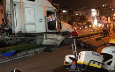 Sài Gòn: Mất phanh khi đổ dốc, xe container tông 2 xe máy khiến 3 người bị thương