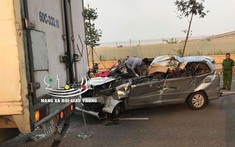 Sài Gòn: Toyota Innova bạt cả nóc sau khi tông đuôi ô tô tải, 5 người thương vong