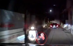Giật mình với video trẻ nhỏ ngã khỏi xe máy của mẹ, nằm ngay trước đầu ô tô tại Thái Nguyên