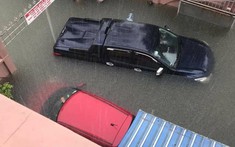 TP Vinh: Ngập lụt trên nhiều tuyến đường, hàng loạt ô tô và xe máy "ngâm mình trong biển nước"