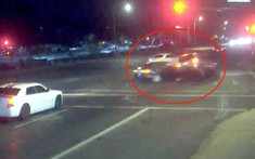 Nữ tài xế anh hùng lái ô tô tông chiếc SUV vượt đèn đỏ, cứu sống 2 người đi bộ