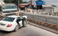 Hà Nam: Xe sang Mercedes-Benz C-Class vượt ẩu, bị xe trộn bê tông đâm bẹp dúm