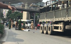 Hà Nội: Điều khiển xe máy điện va chạm với xe đầu kéo, nữ sinh 19 tuổi tử vong tại chỗ