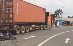 TP.HCM: Xe máy va chạm với xe container, một gia đình thương vong