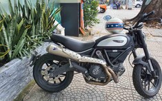 Sài Gòn: Cho người mua xe chạy thử, Biker người nước ngoài mất Ducati Scrambler trị giá cả trăm triệu đồng