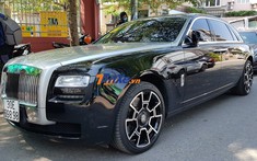 Chi tiết xe siêu sang Rolls-Royce Ghost độ vành Black Badge tại hôn lễ của Bảo Thy