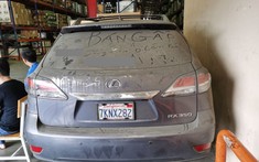 Lexus RX350 để tại cảng Cát Lái với ngoại thất đóng bụi dày đặc và dòng chữ "bán gấp"
