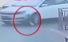 Người phụ nữ bồng con trước chợ bị ô tô cán qua người tử vong
