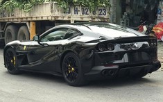 Ferrari 812 Superfast màu đen độc nhất Việt Nam lần đầu dạo phố, cư dân mạng dò hỏi giá xe