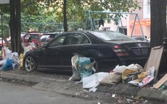 Mercedes-Benz S63 AMG bị chủ "vứt bỏ" nhiều năm tại Hà Nội, xung quanh toàn là rác thải