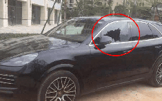 Người đàn ông khóc sau khi biết mình đập vỡ cửa kính chiếc Porsche, thiệt hại 33 triệu đồng