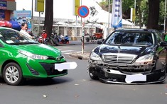Sài Gòn: Va quẹt với xe taxi Toyota Vios 2019, Mercedes-Benz S-Class rơi cản va trước