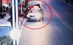 Video taxi tấp vào lề đường như kiểu "tự sát" gây tai nạn cho xe ba bánh