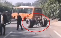 Video xe buýt đang di chuyển bất ngờ rơi trục bánh sau khiến không ít người thót tim