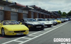 "Vua đầu bếp" Gordon Ramsay mang dàn siêu xe cực "khủng" đến đường đua nhưng vắng Ferrari Monza SP2