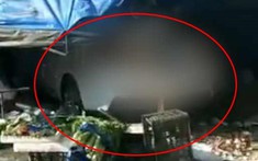 Chỉ sau vài giây đổi vị trí lái, nữ tài xế đã lao chiếc ô tô vào khu chợ khiến 1 người tử vong