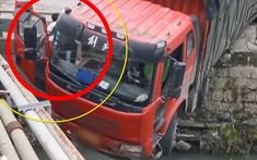 Xe tải tông lan can suýt rơi xuống sông, tài xế xanh mặt bỏ chạy