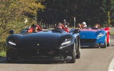 Đuổi bắt cặp đôi Ferrari Monza SP2 gần 4 triệu đô la, chiếc xe chở theo nhiếp ảnh gia mới gây tò mò