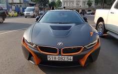 BMW i8 mang bộ áo "Batman" với điểm nhấn sọc cam nổi bật tại Sài thành