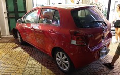 Hà Nội: Toyota Yaris do nữ lái lao vào quán trà chanh, một người xây xước nhẹ