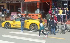 Nhiều em nhỏ vùng cao Sapa vây quanh lấy siêu xe Ferrari 488 GTB do Cường "Đô-la" điều khiển