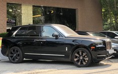 Rolls-Royce Cullinan đầu tiên ở Việt Nam ra biển trắng "vi hành" tại Nghệ An
