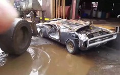 Rao bán xe mà toàn bị trả giá thấp, người đàn ông mang chiếc Dodge Charger hiếm đi đập nát cho bõ tức