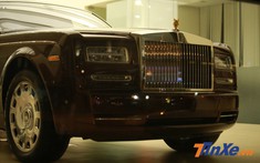 Rolls-Royce Phantom "Hoà Bình & Vinh Quang" lần đầu lộ toàn bộ nội thất, điều đặc biệt lại đến từ logo trên đầu xe