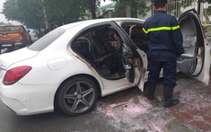 Hà Nội: Xe sang Mercedes-Benz C300 AMG đang đỗ thì bốc cháy, hỏng toàn bộ nội thất