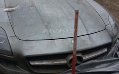 Siêu xe cửa cánh chim Mercedes-Benz SLS AMG bị cảnh sát tịch thu và vứt chỏng chơ một chỗ