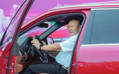 Sau Kia Optima và Hyudai Santa Fe, ông Park Hang-seo tiếp tục được tặng VinFast Lux SA2.0