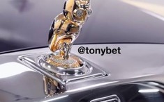 Ca sỹ Drake tậu Rolls-Royce Phantom mới với biểu tượng con cú mạ vàng, nạm kim cương trên nắp capô