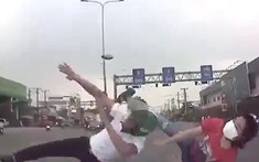 Video đôi nam nữ đi xe máy sang đường, bị ô tô tông văng tại Bình Dương khiến cư dân mạng tranh cãi
