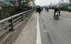 Hà Nội: Truy tìm tài xế xe bán tải bỏ trốn sau khi va quệt với xe máy khiến 1 cháu bé tử vong
