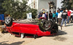 Ô tô Volkswagen văng khỏi cầu vượt ở vận tốc 104 km/h, rơi xuống điểm chờ xe buýt khiến một phụ nữ tử vong