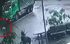 Hãi hùng với video xe ben cán và kéo lê xe đạp khiến bé gái tử vong tại Bình Định