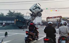 Video: Va chạm với ô tô tải cẩu, xe ben dựng ngược lên trời tại Bình Dương