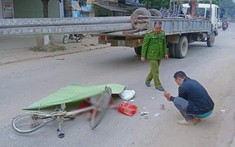 Video: Tránh xe máy, người phụ nữ đi xe đạp bị ô tô tải cán tử vong tại Cao Bằng