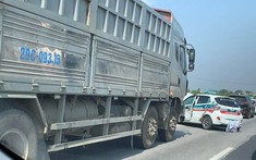 Video: Taxi vượt ẩu, bị ô tô tải tông ngang sườn trên cao tốc Hà Nội - Thái Nguyên