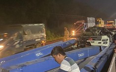 Đồng Nai: Tài xế phanh gấp, thanh sắt nặng hàng tấn lao về phía trước, san bằng cabin xe container