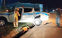 Kon Tum: Tông văng xe tuần tra của CSGT, tài xế ô tô tải bỏ trốn khỏi hiện trường