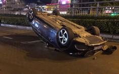 Sài Gòn: Tông vào dải phân cách, xe sang Mercedes-Benz lật ngửa