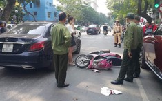 Hà Nội: Bỏ chạy khi gặp CSGT, nam học sinh đi xe máy tông vỡ đèn xe sang Mercedes-Benz
