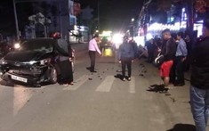 Video: Yamaha Exciter vượt đèn đỏ, tông trực diện ô tô khiến 2 người bị thương tại Quảng Ninh