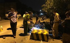 Quảng Ninh: Tông vào cục bê tông ngăn ô tô tải, 2 mẹ con đi xe máy thương vong