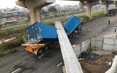 Sài Gòn: Dầm bê tông của cầu bộ hành đang thi công đổ trúng thùng container của xe đầu kéo