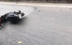 Video: Xe máy phóng nhanh, tông thẳng vào ô tô khiến đôi nam nữ bị thương tại Hà Nội