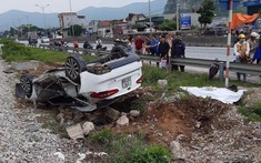Nghệ An: Tàu hỏa tông lật Kia K3, nữ tài xế tử vong tại chỗ
