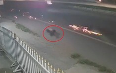 Video: Tông tử vong cụ bà, xe máy do nam thanh niên điều khiển trượt tóe lửa trên đường tại Vĩnh Long